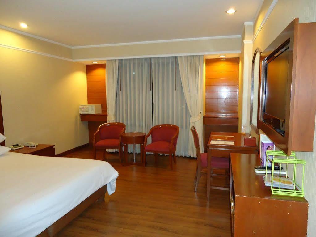 The Palazzo Hotel Bangkok Exteriör bild